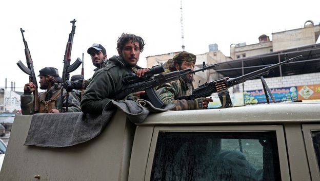 Sirijske vladine trupe na ulicama Tabqe