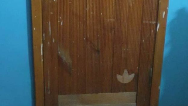 Vrata s ogromnim drvenim znakom adidasa