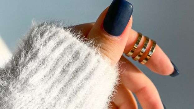 tamnoplava boja laka za nokte je suptilan odmak od klasike