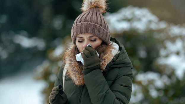 Žena briše nos na hladnoći, ilustracija