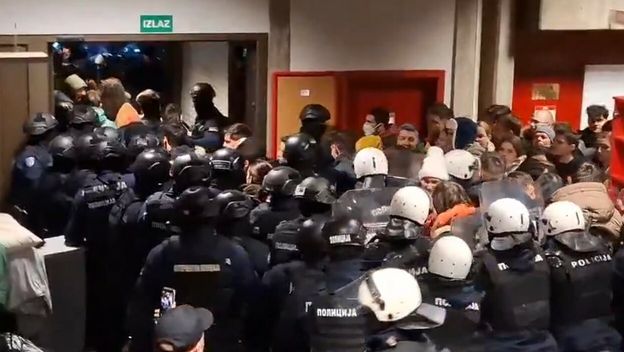 Policija nasilno prekinula studentsku blokadu u Novom Sadu