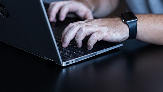 Ilustracija: osoba koristi laptop