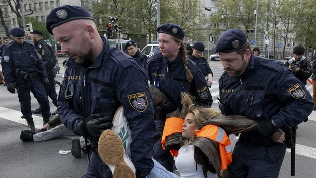 Policija odvodi klimatsku Shakiru