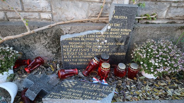 Devastirana spomen-ploča