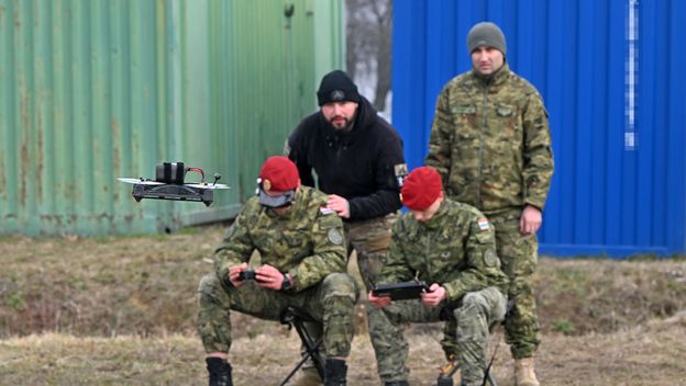 Hrvatski vojnici na obuci za upravljanje FPV dronovima