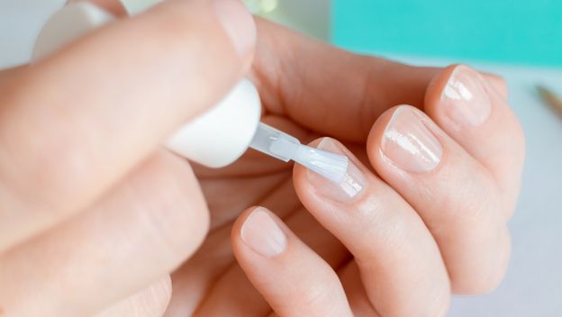 Pomoć u obnavljanju noktiju mogu biti lakovi za jačanje