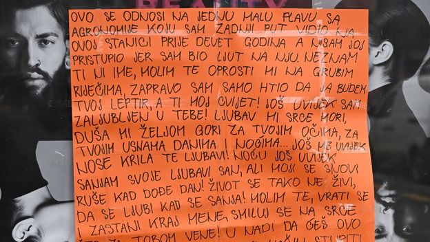 Ljubavna poruka na tramvajskoj stanici