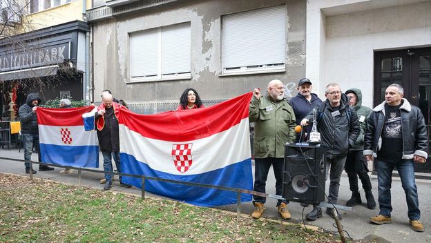 Pravaši ispred stana Mrak-Taritaš