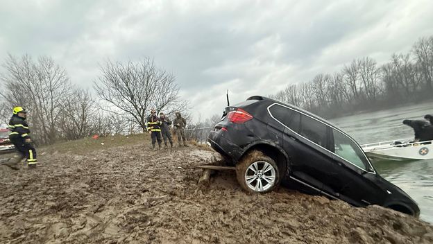 Vatrogasci izvukli BMW iz Save - 4