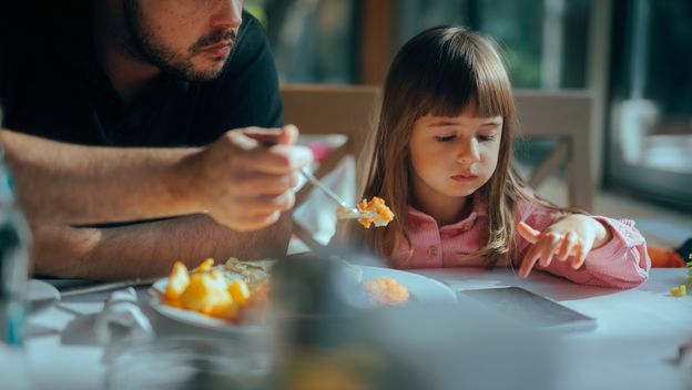 Otac hrani dijete, ilustracija