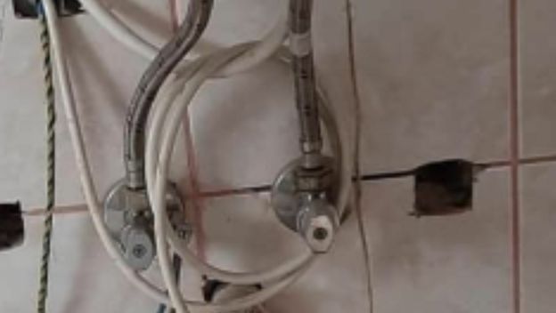 Zavjese koje skrivaju priključke bojlera