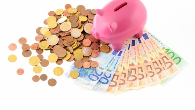 Kako se piše: novaca ili novca