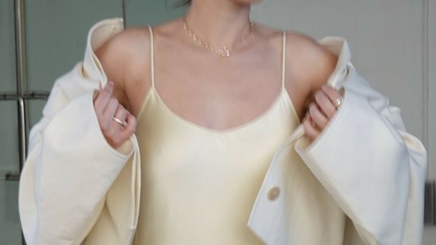 Žena u slip haljini