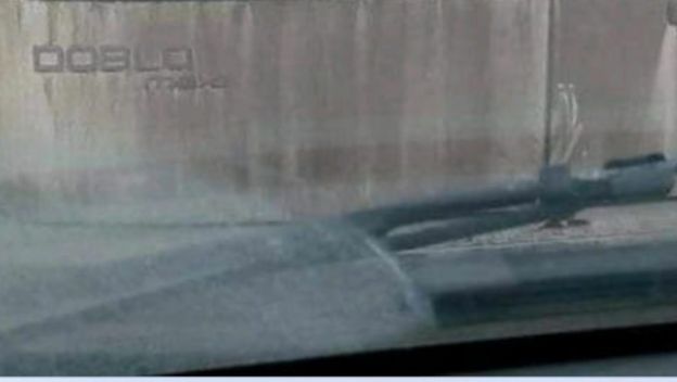 Izrazito prljavi automobil s napisanom registracijskom oznakom