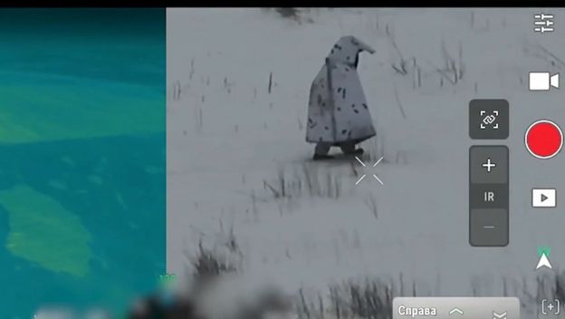 Vojnik u kostimu pingvina