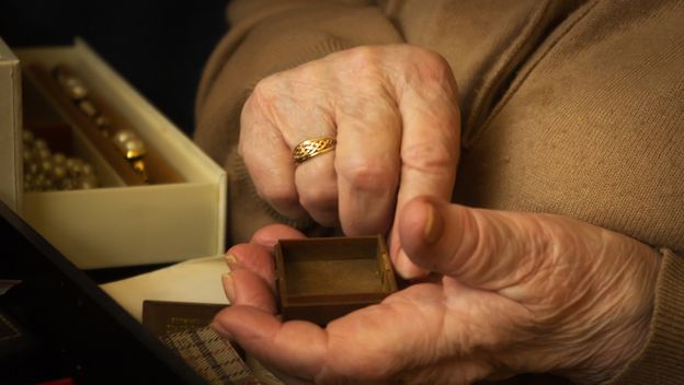 Ilustracija: starija žena