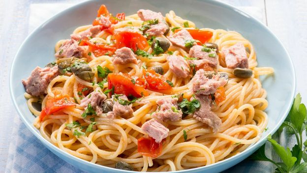 Tjestenina s tunom, rajčicom i kaparima