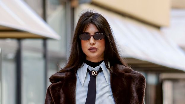 Zgodna brineta u šetnji Zadrom