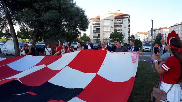 Predsjednica Grabar-Kitarović s navijačima uoči utakmice Hrvatske i Rusije (Foto: Dnevnik.hr) - 2