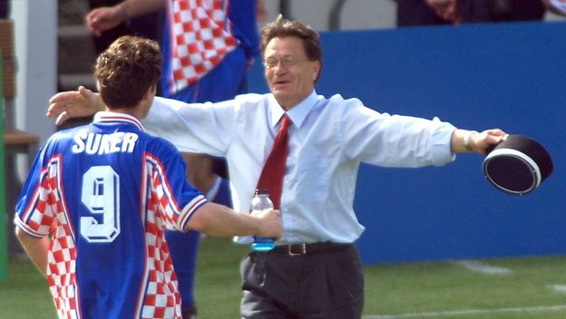 Ćiro Blažević i Davor Šuker u zagrljaju 1998. godine (Foto: AFP)