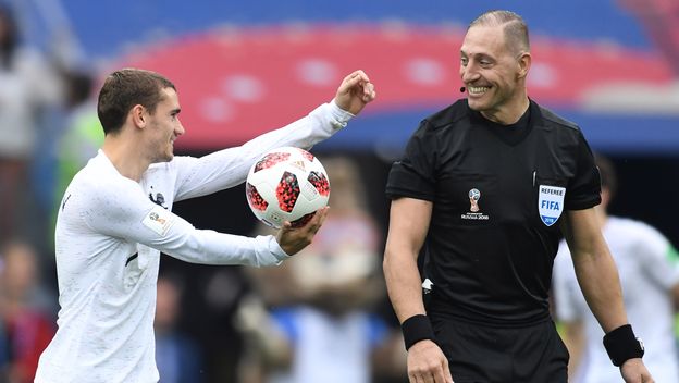 Antoine Griezmann i sudac Pitana (Foto: AFP)