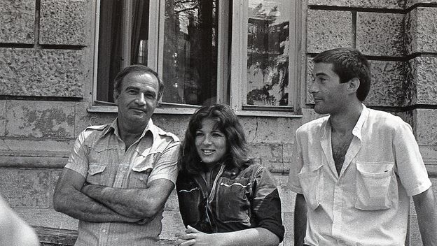 Bata Čengić, Mira Furlan i Mladen Nelević poziraju ispred festivalskog centra, 25. srpnja 1983