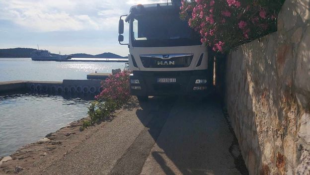 Kamion za smeće na otoku Kaprije
