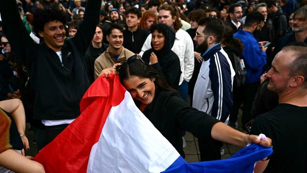Simpatizeri ljevice dočekali prve projekcije rezultata povijesnih izbora u Francuskoj - 1