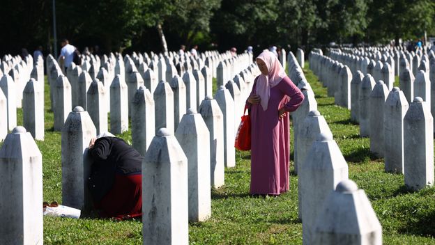 Obitelji žrtava sa Srebrenice posjećuju grobove