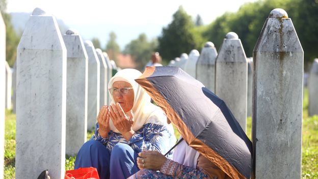 Obitelji žrtava sa Srebrenice posjećuju grobove