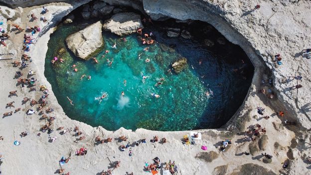 Prirodni bazen Grotta della Poesia u Italiji dok se još u njemu smjelo kupati