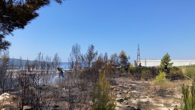 Vatrogasci na požarištu u Kaštel Sućurcu