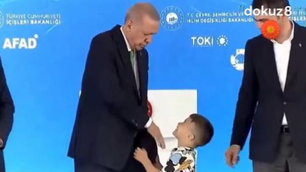 Erdogan lagano ošamario dječaka