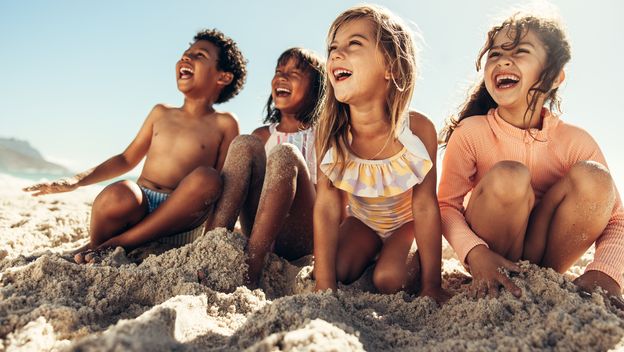 Djeca na plaži, ilustracija