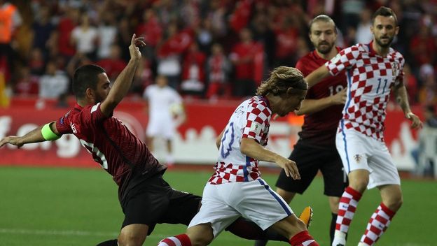 Arda Turan i Luka Modrić u duelu