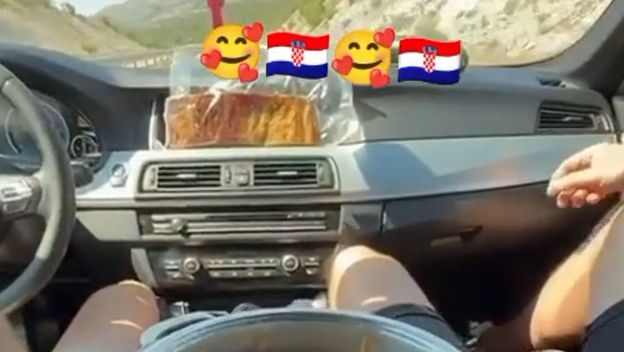 Sarma i slanina u autu