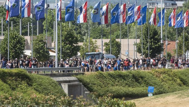 Rijeke ljudi slijevaju se prema Hipodromu