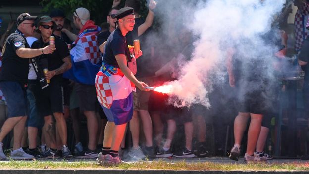 Zapaljene baklje u fan zoni na Bundeku