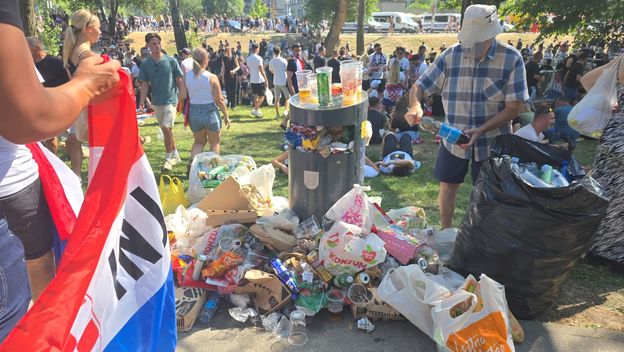 Stariji muškarac skuplja plastične boce na Bundeku