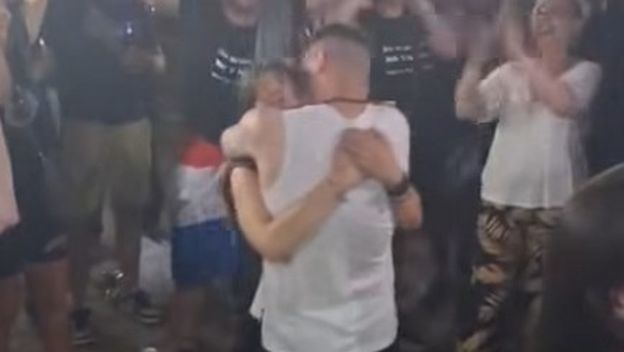 Zaruke na Thompsonovom koncertu
