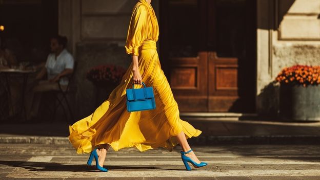 Plava i žuta u modnoj kombinaciji