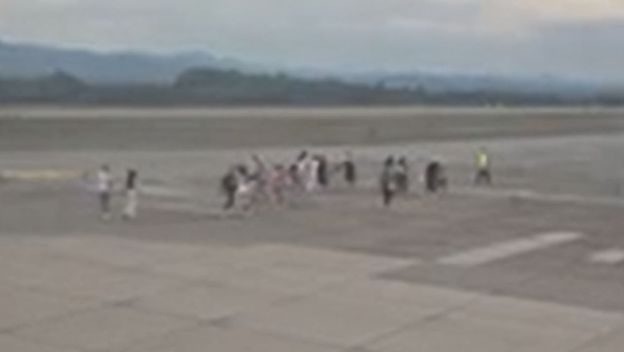 Putnici napuštaju avion