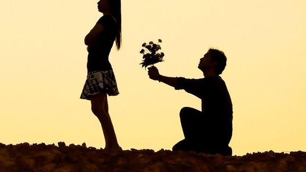 Dečko daje djevojci cvijeće