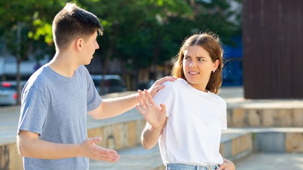 Djevojka odbija dečka