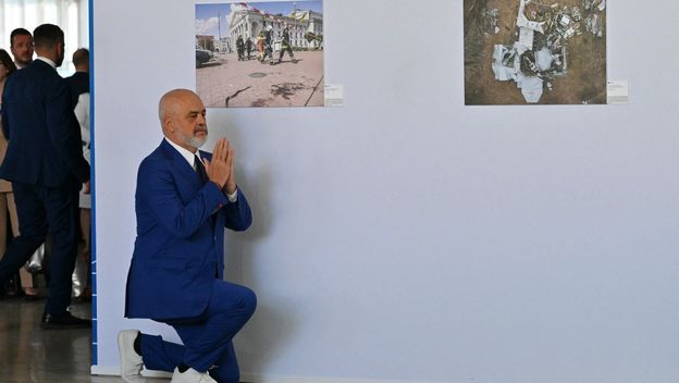 Edi Rama kleknuo pred talijansku premijerku Giorgiju Meloni