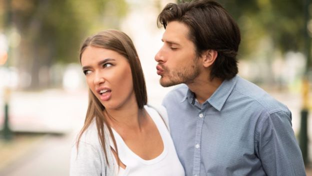 Djevojka odbija dečka