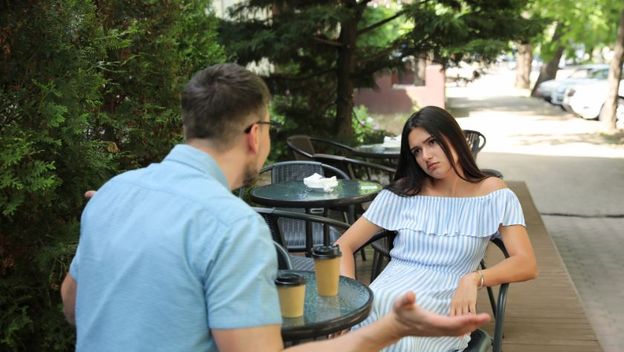 Djevojka se dosađuje na spoju