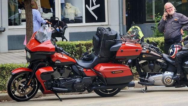 Njemački bajker na motoru vozi vepra