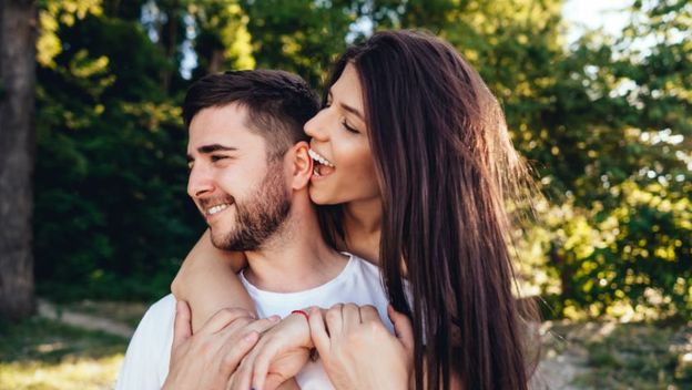 Djevojka grize dečka