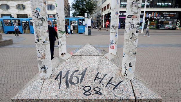 Na postolju sata u Zagrebu ispisano 1161, HH i 88